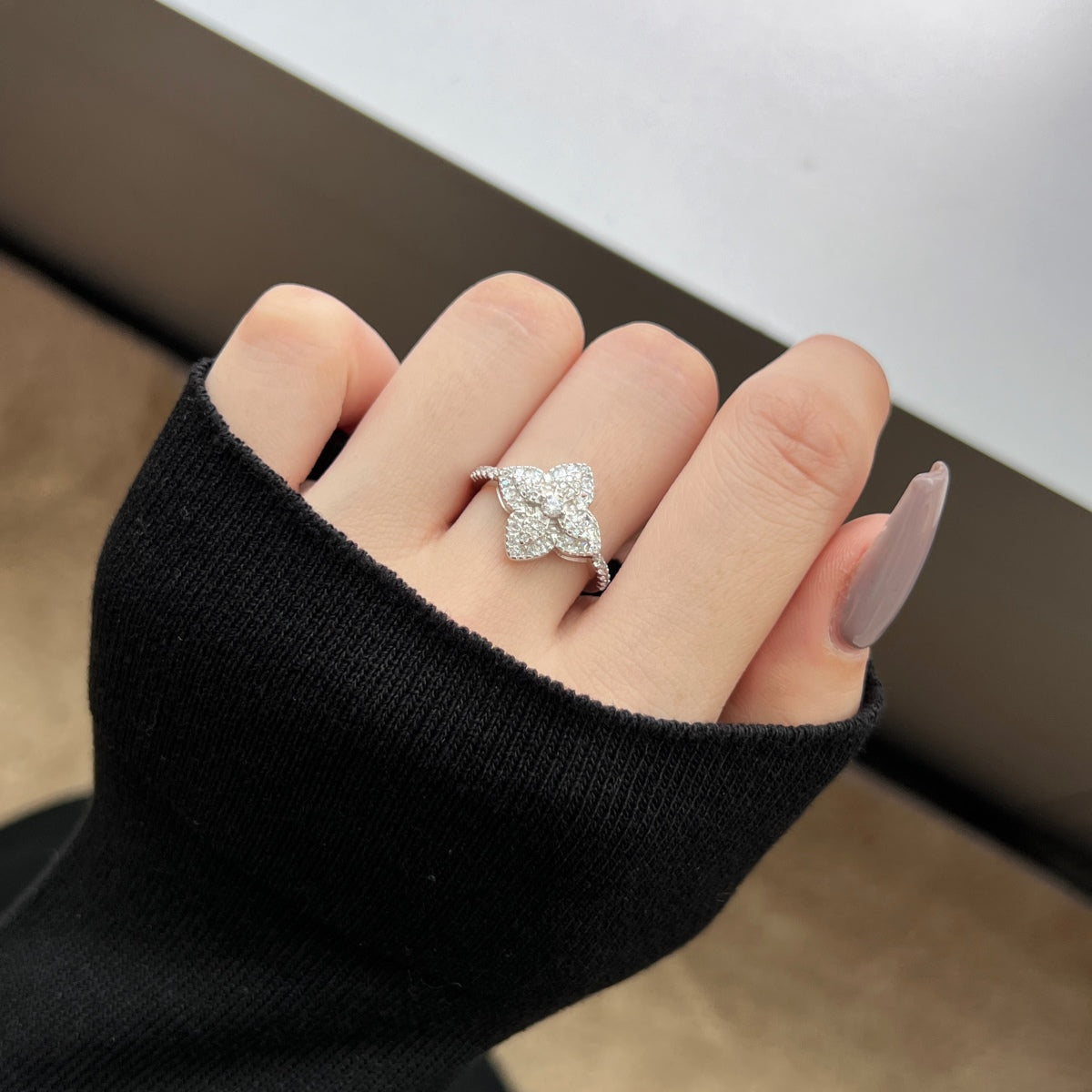 Pomuse Luxurious Colorful Flower Shape Banquet Ring