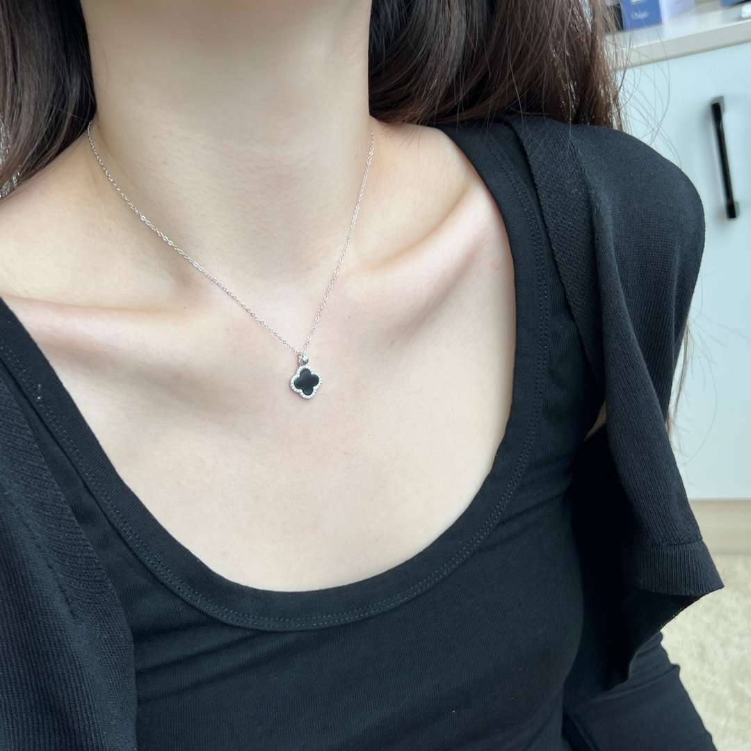 Pomuse Dainty Flower Shape Necklace