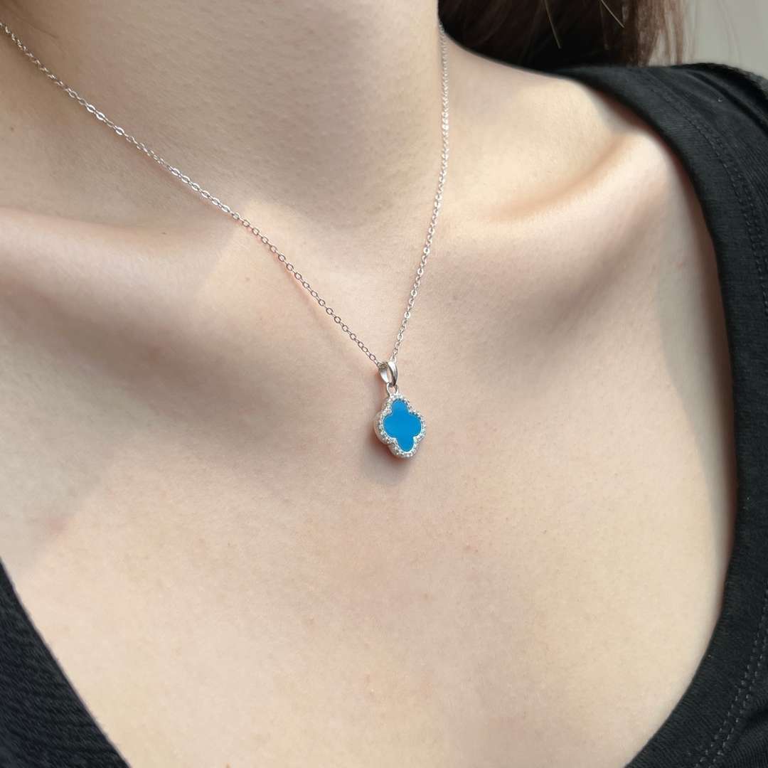 Pomuse Dainty Flower Shape Necklace