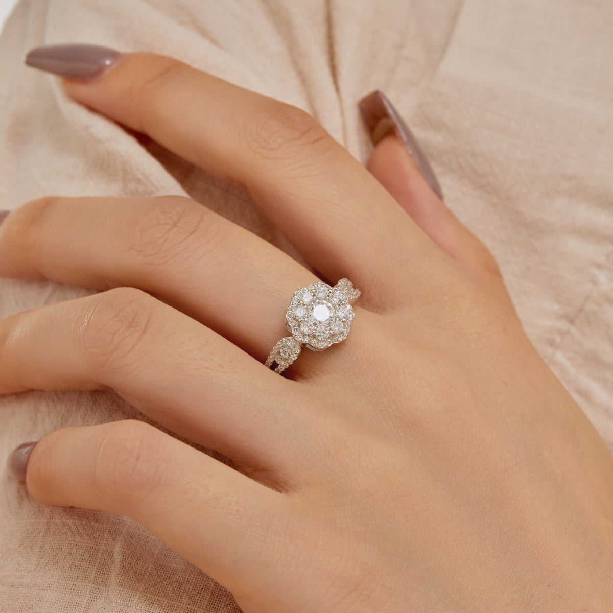 Pomuse Delicate Colorful Round Cut Flower Shape Wedding Ring