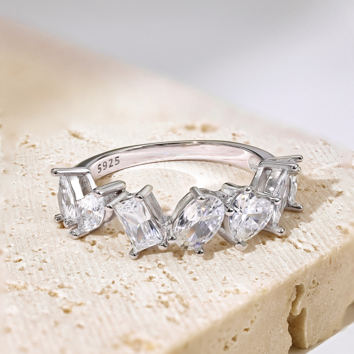 Pomuse – Zarter Ring mit mehreren Schliffen