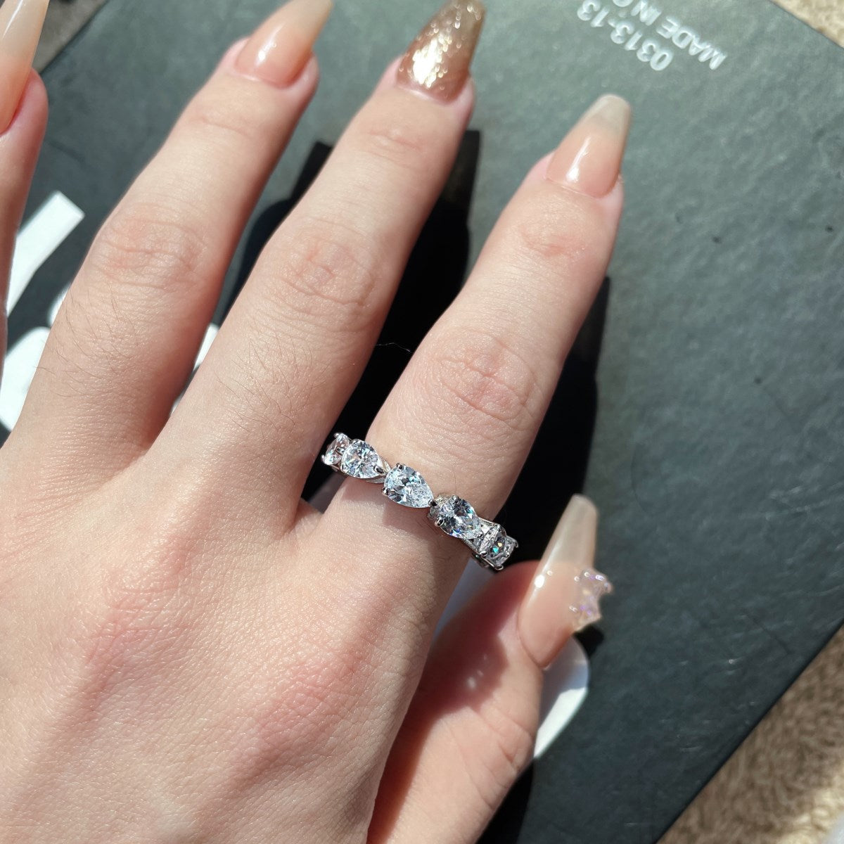 Pomuse – Exquisiter Tennisring mit Birnenschliff