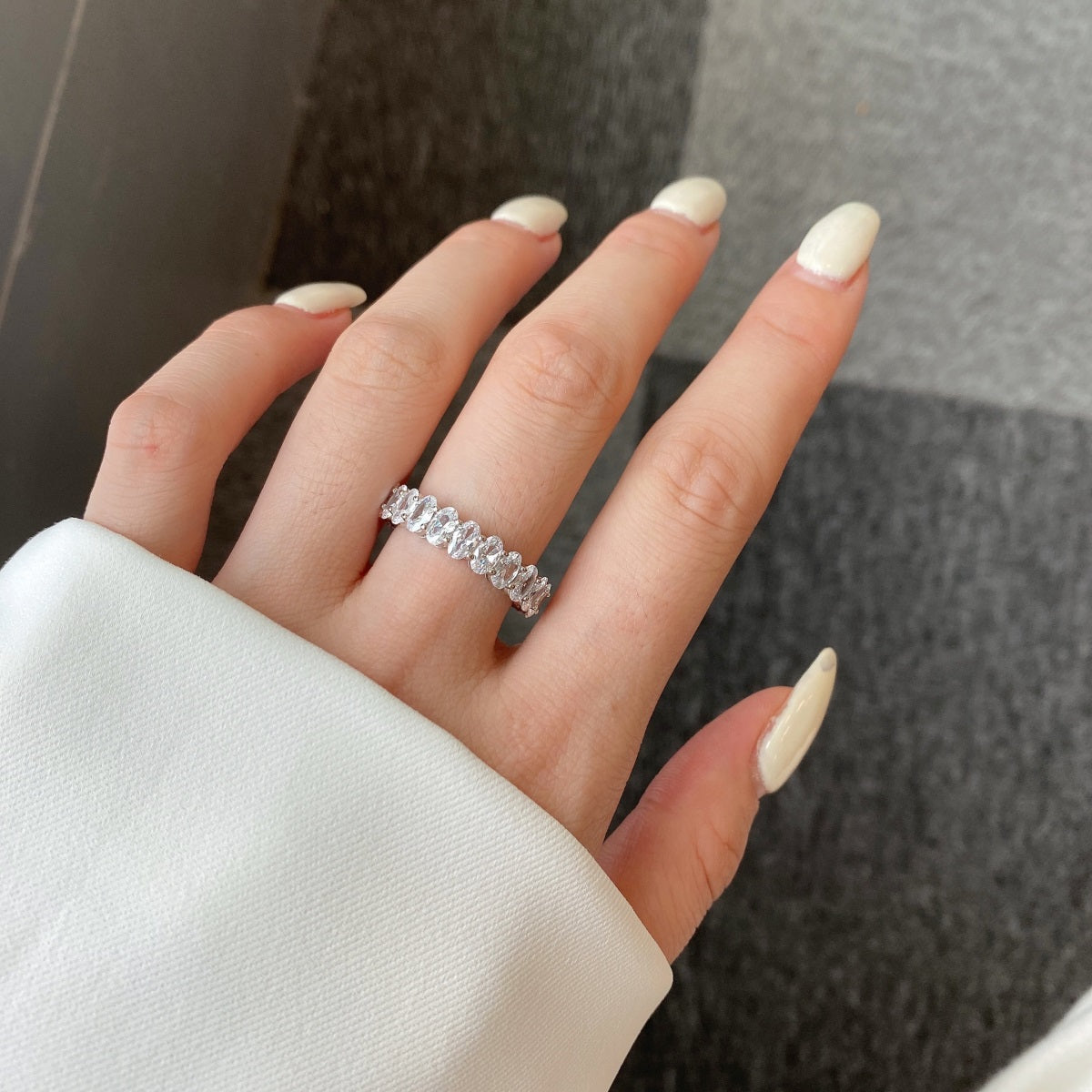 Pomuse Ornate Oval Cut Tennis Ring
