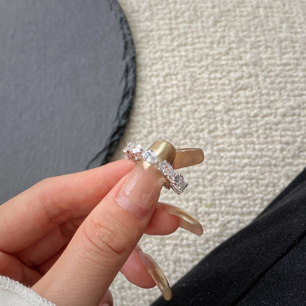 Pomuse – Exquisiter Tennisring mit Birnenschliff