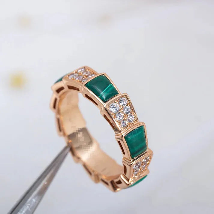 Pomuse SERPENTI RING ROTGOLD MALACHIT DIAMANT PAVIER 4MM