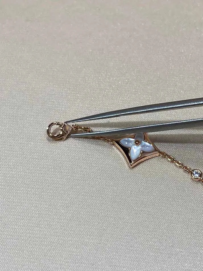 Pomuse Armband aus Roségold mit Sternmotiv und 4 Perlmuttdiamanten