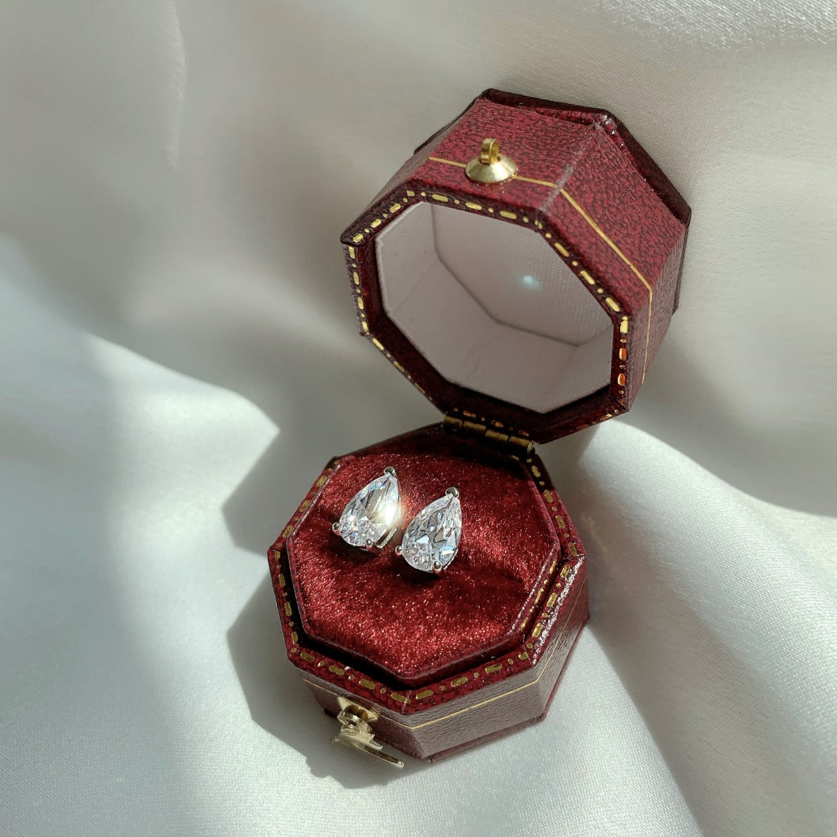 Pomuse Ornate Water Drop Shape Earrings