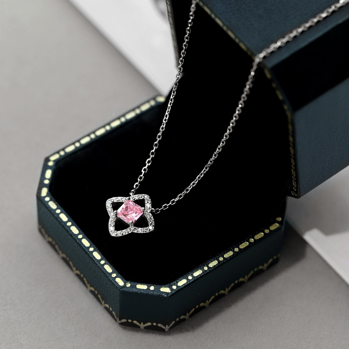 Pomuse – Exquisite Halskette im Prinzessschliff in Blumenform