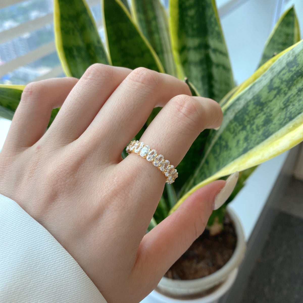 Pomuse Ornate Oval Cut Tennis Ring
