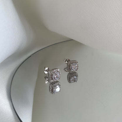 Pomuse Classic Round Center Stone Stud Earrings