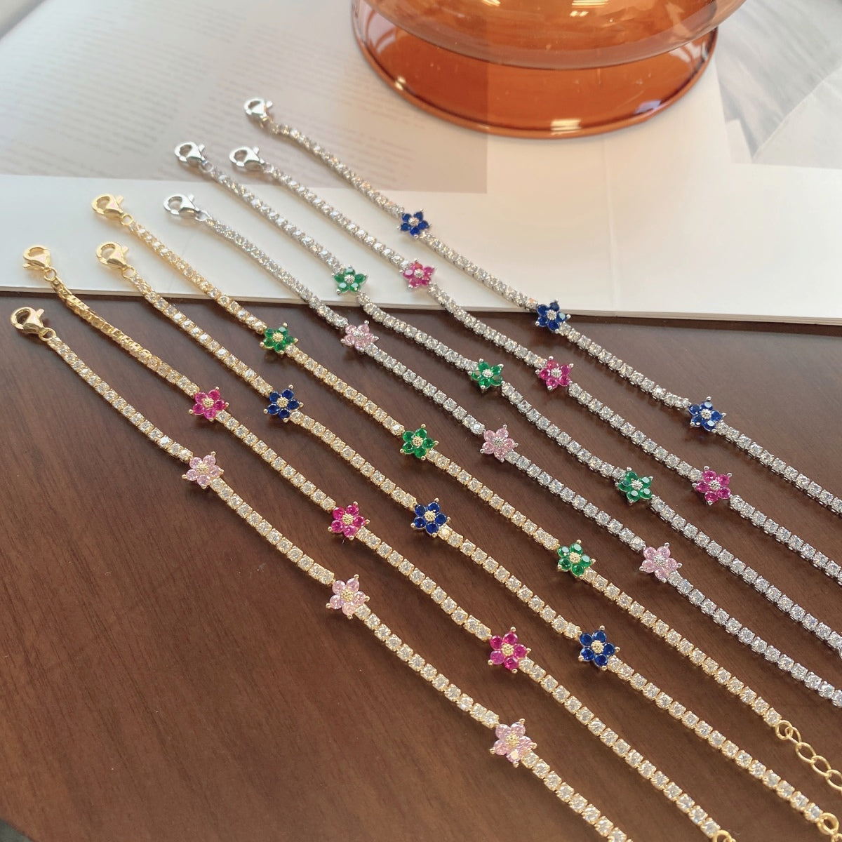 Pomuse Sparkling Flower Shape Tennis Bracelet