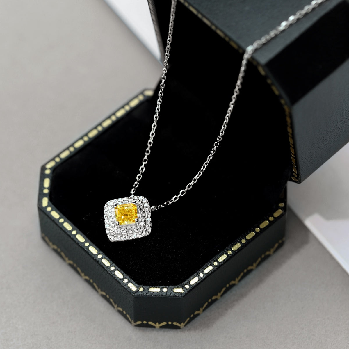 Pomuse Sparkling Asscher Cut Necklace
