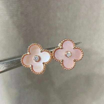 Pomuse Kleeblatt-Ohrringe mit mittlerem Motiv und rosa Perlmutt-Diamanten