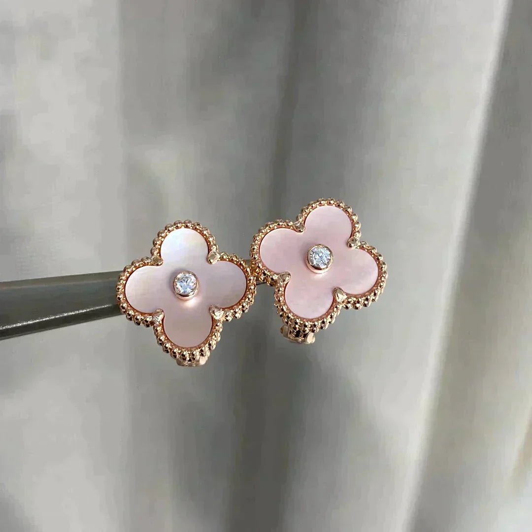 Pomuse Kleeblatt-Ohrringe mit mittlerem Motiv und rosa Perlmutt-Diamanten