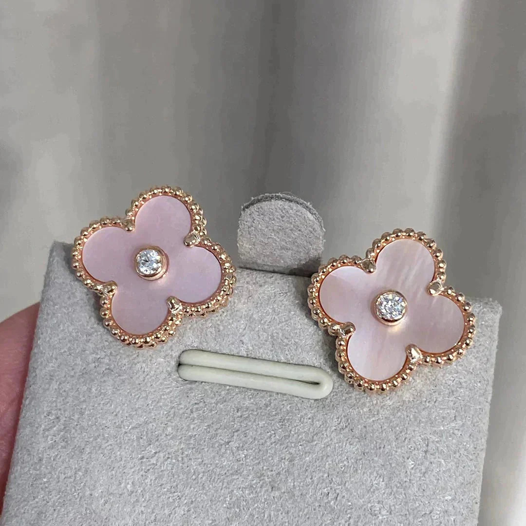 Pomuse Kleeblatt-Ohrringe mit mittlerem Motiv und rosa Perlmutt-Diamanten