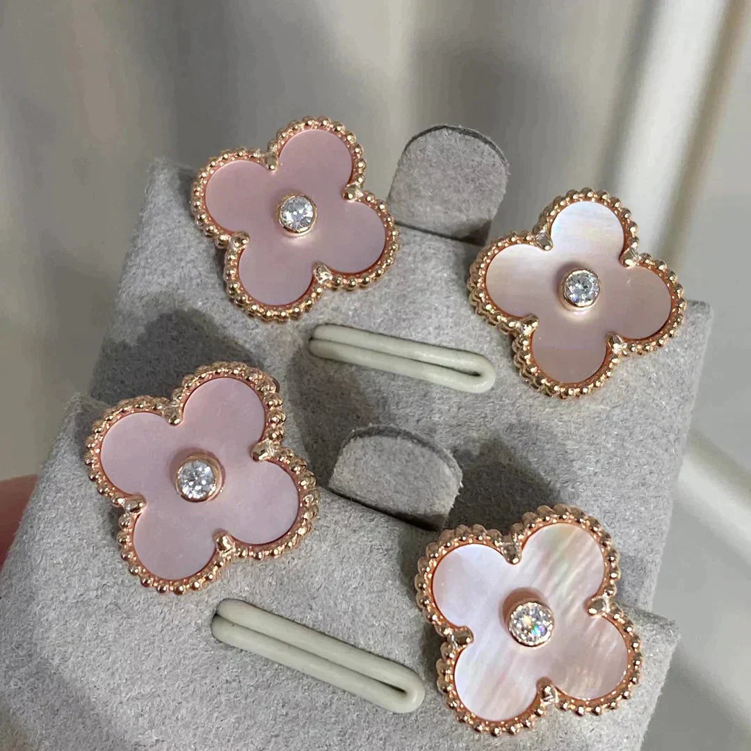 Pomuse Kleeblatt-Ohrringe mit mittlerem Motiv und rosa Perlmutt-Diamanten
