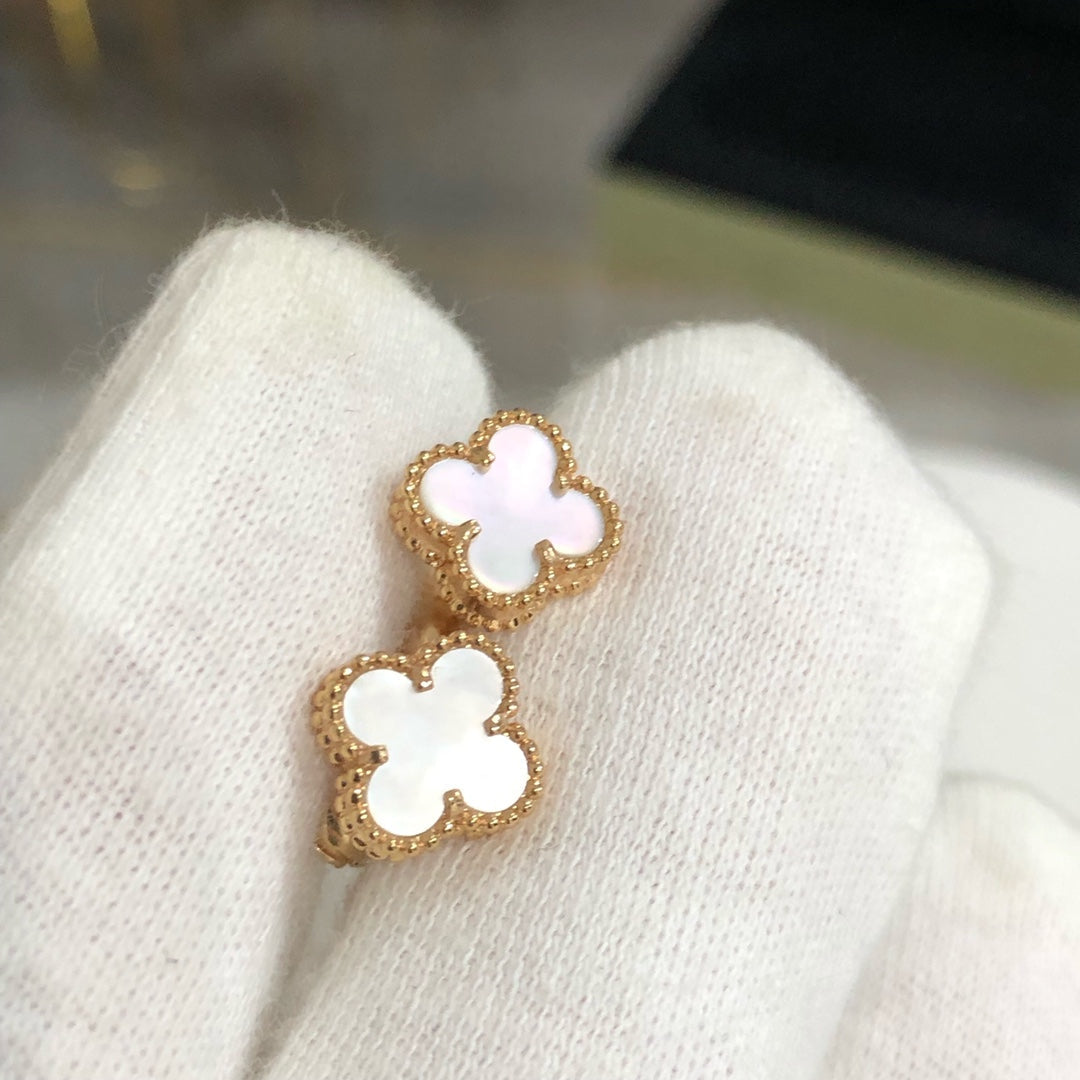 Pomuse – Kleeblatt-Mini-Ohrringe in Gold