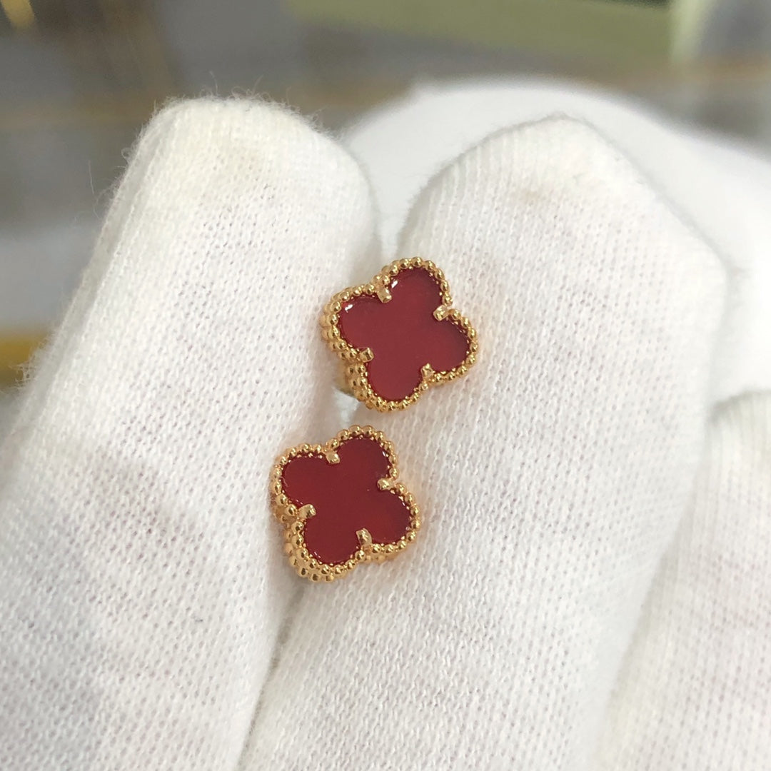 Pomuse – Kleeblatt-Mini-Ohrringe in Gold