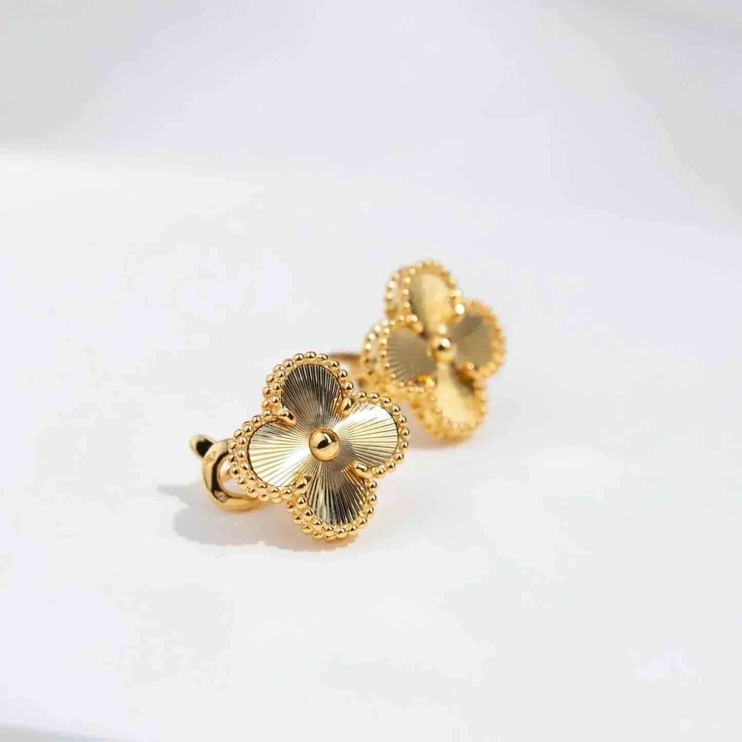 Pomuse CLOVER MEDIUM 1 MOTIFS LASER EARRINGS