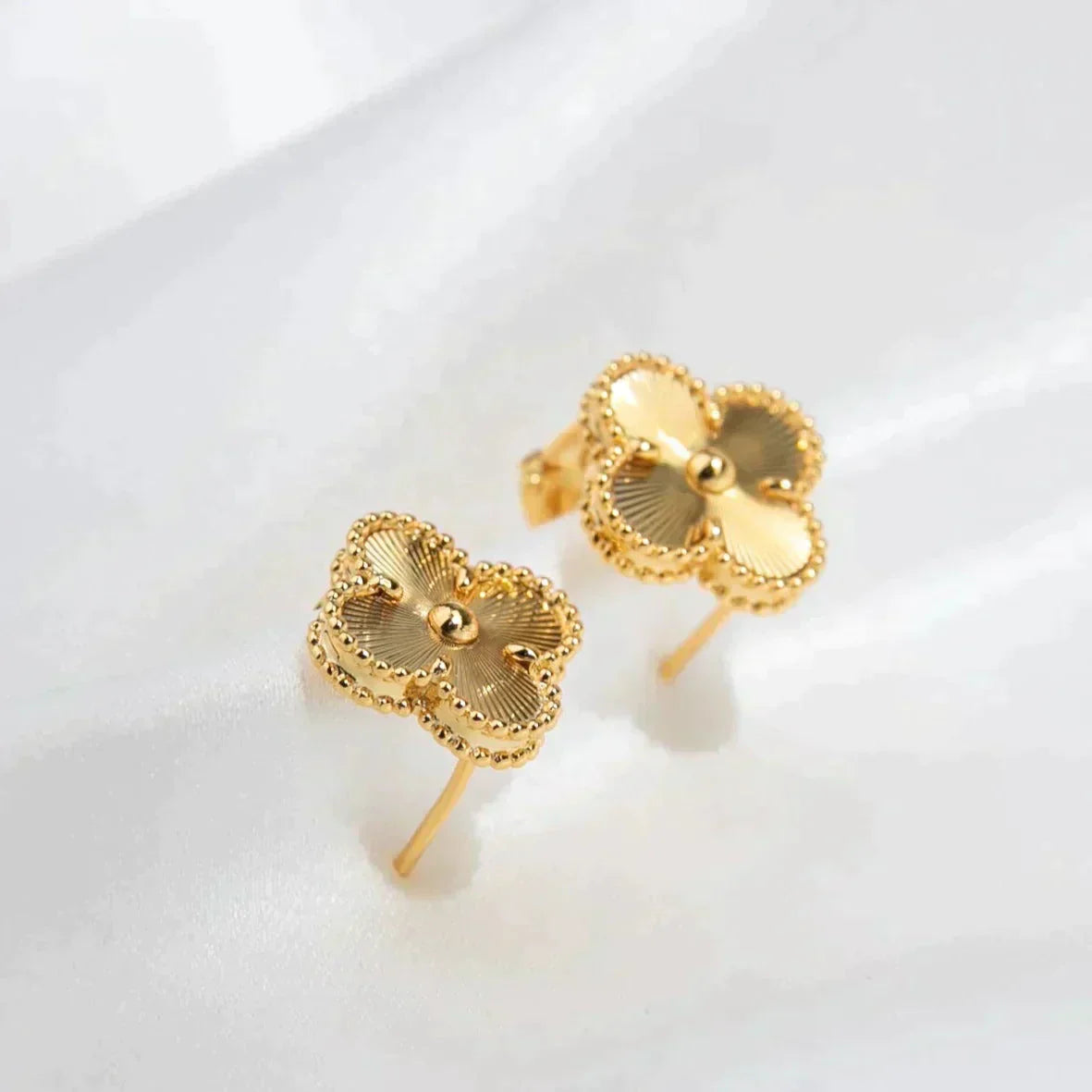 Pomuse CLOVER MEDIUM 1 MOTIFS LASER EARRINGS