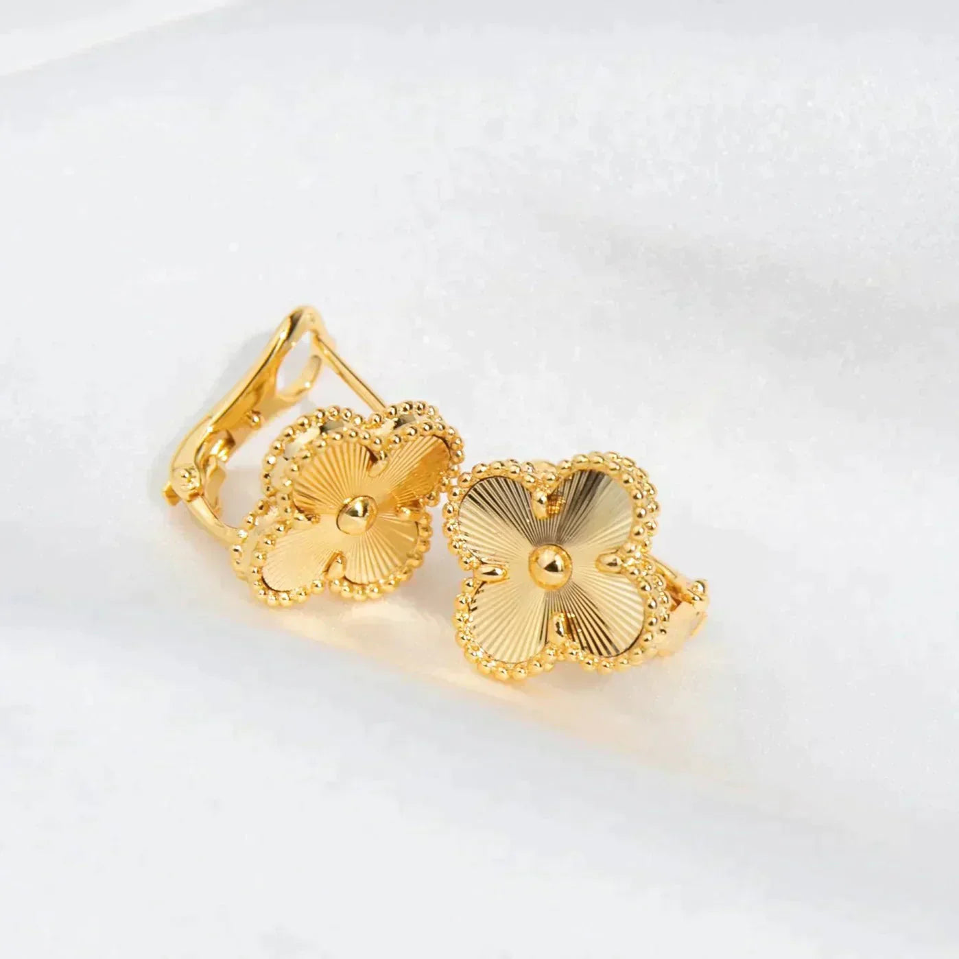 Pomuse CLOVER MEDIUM 1 MOTIFS LASER EARRINGS