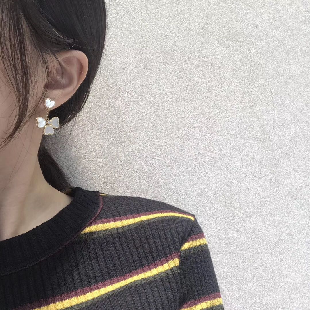 Pomuse CLOVER SWEET WHITE MOP EARRINGS
