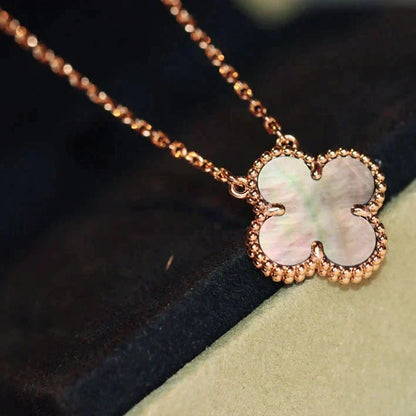 Pomuse Halskette „Clover“, 15 mm, graues Perlmutt