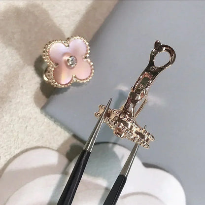 Pomuse Kleeblatt-Ohrringe mit mittlerem Motiv und rosa Perlmutt-Diamanten