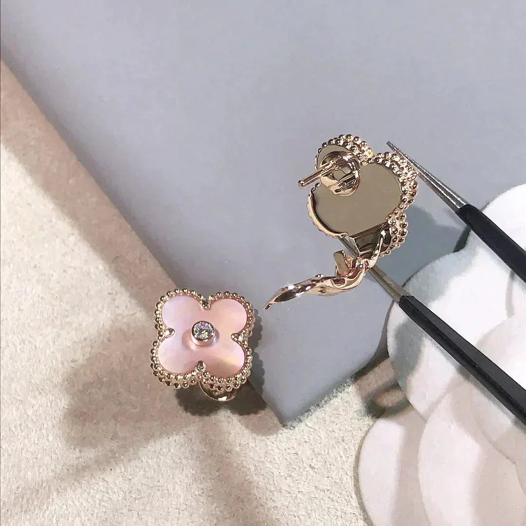 Pomuse Kleeblatt-Ohrringe mit mittlerem Motiv und rosa Perlmutt-Diamanten