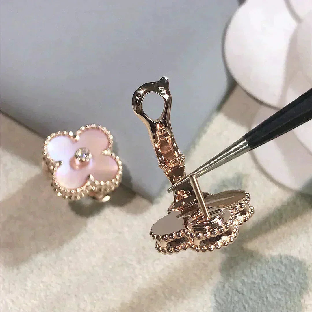 Pomuse Kleeblatt-Ohrringe mit mittlerem Motiv und rosa Perlmutt-Diamanten