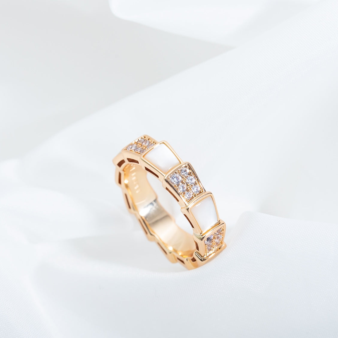 Pomuse SERPENTI RING PINK GOLD MOP DIAMOND PAVED 4MM