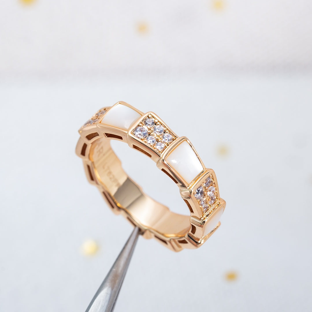 Pomuse SERPENTI RING PINK GOLD MOP DIAMOND PAVED 4MM