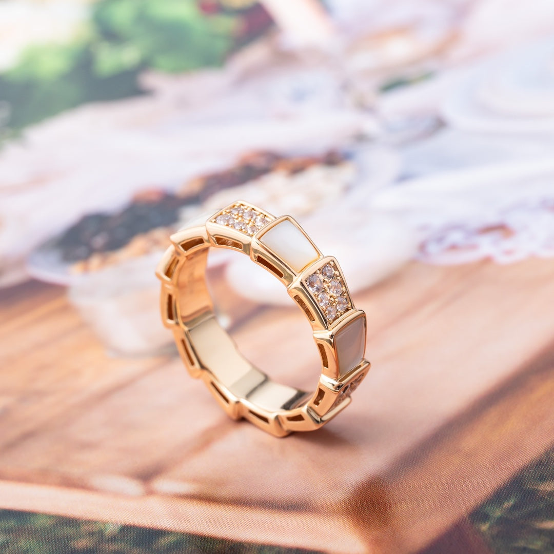 Pomuse SERPENTI RING PINK GOLD MOP DIAMOND PAVED 4MM