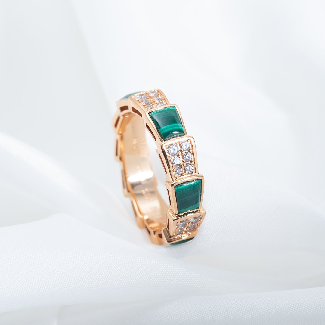 Pomuse SERPENTI RING PINK GOLD MALACHITE DIAMOND PAVED 4MM