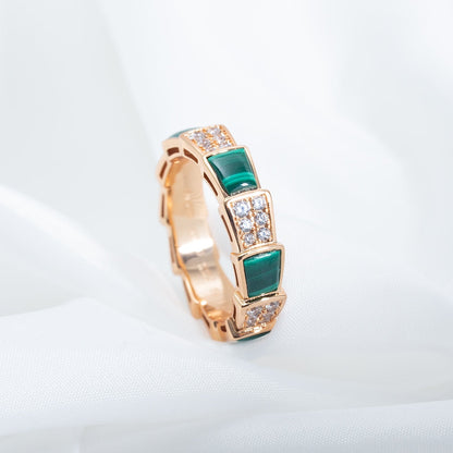 Pomuse SERPENTI RING PINK GOLD MALACHITE DIAMOND PAVED 4MM