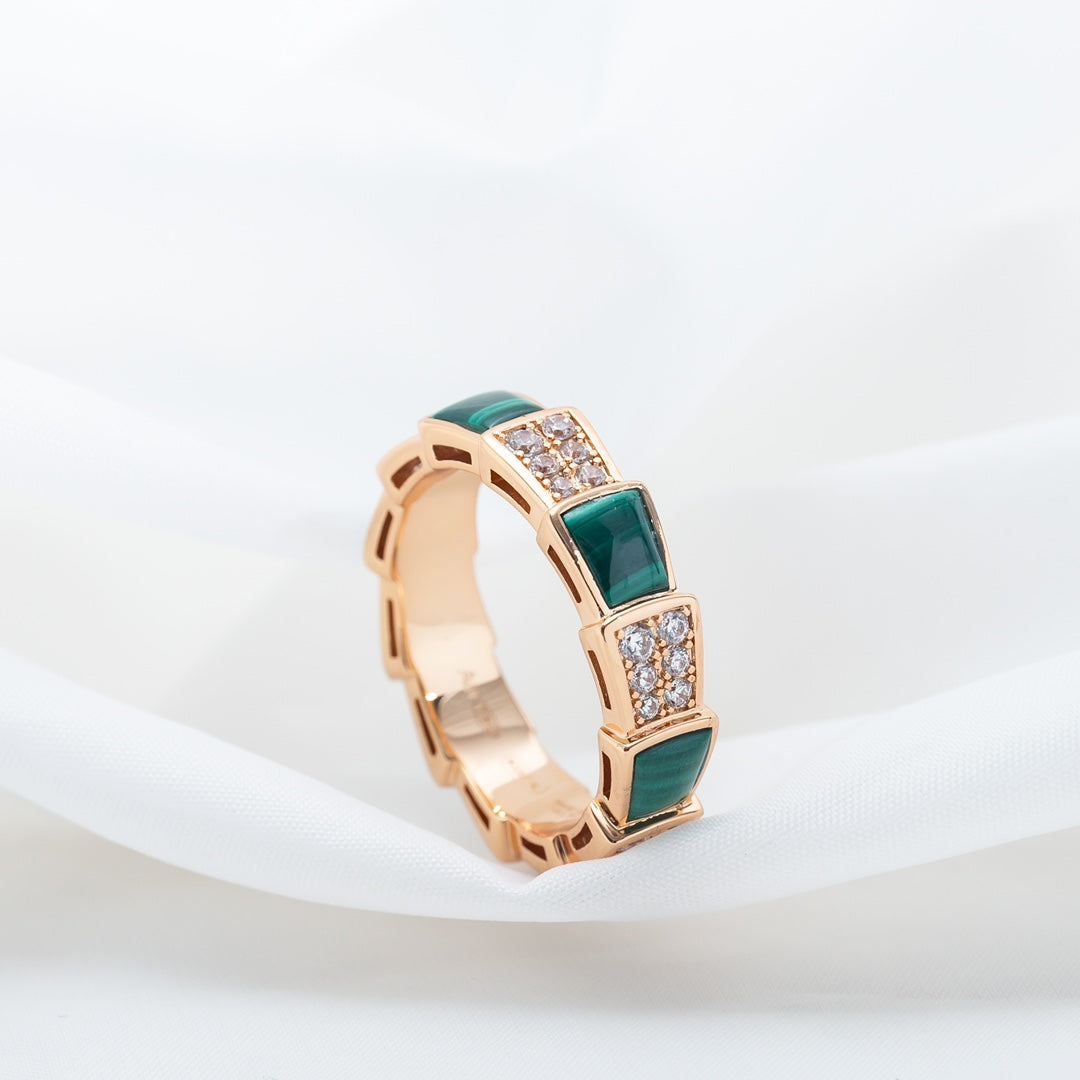 Pomuse SERPENTI RING PINK GOLD MALACHITE DIAMOND PAVED 4MM