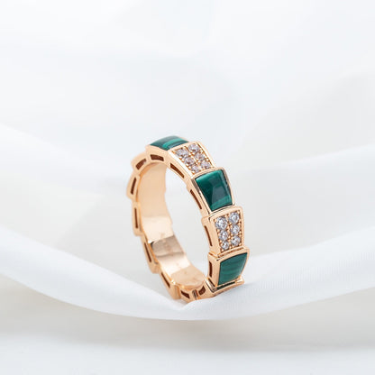 Pomuse SERPENTI RING PINK GOLD MALACHITE DIAMOND PAVED 4MM
