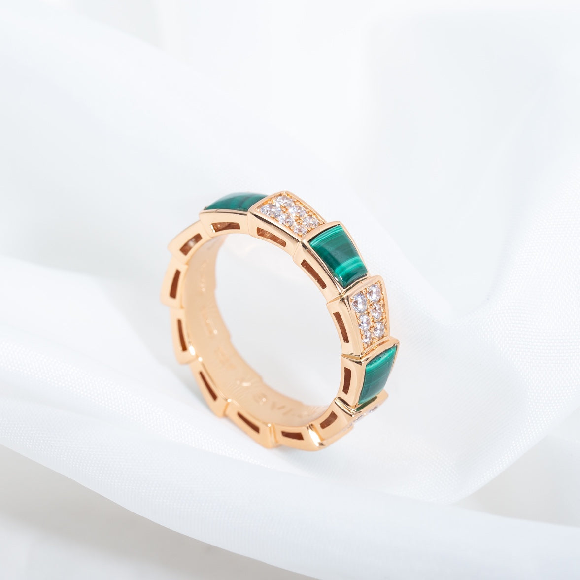 Pomuse SERPENTI RING PINK GOLD MALACHITE DIAMOND PAVED 4MM