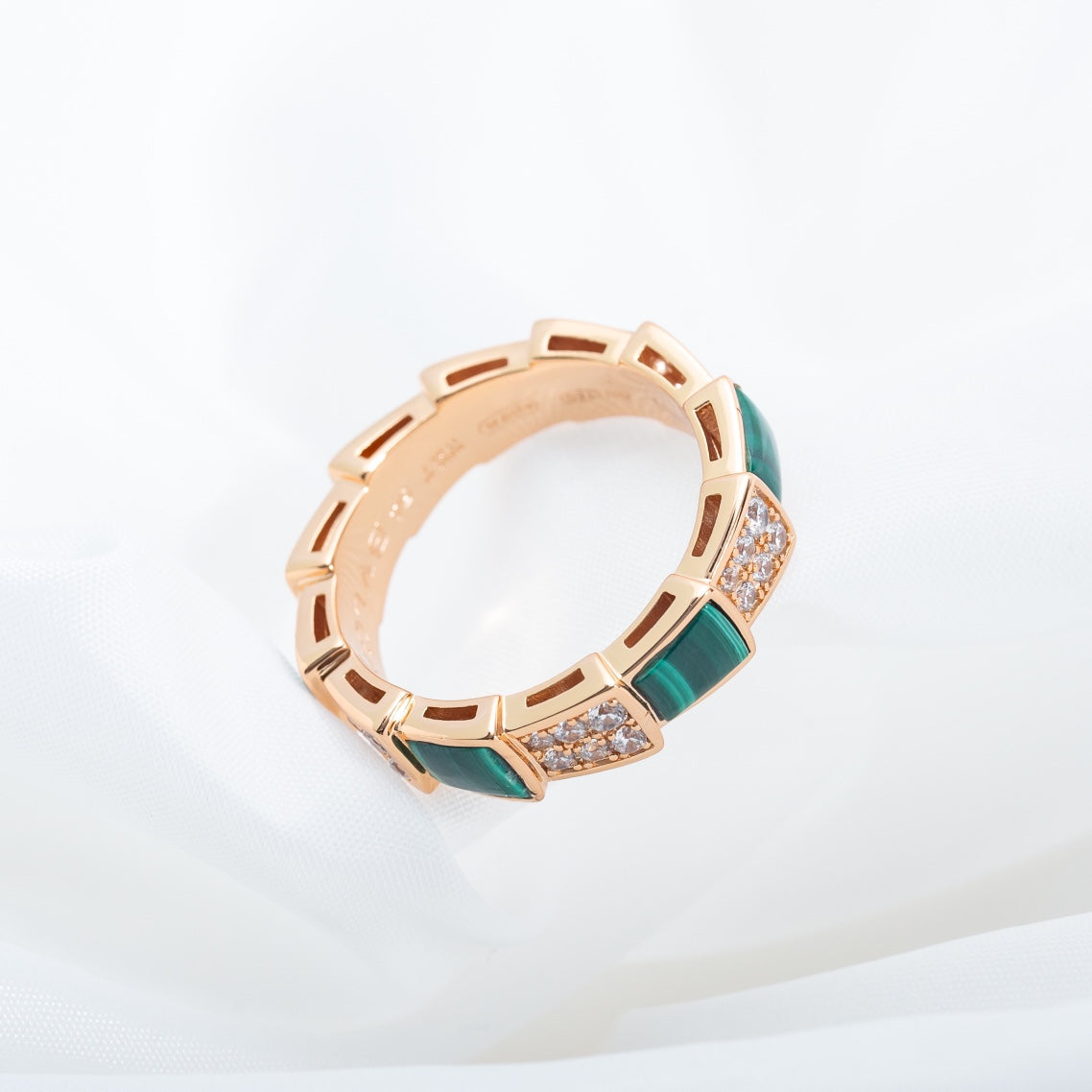 Pomuse SERPENTI RING PINK GOLD MALACHITE DIAMOND PAVED 4MM