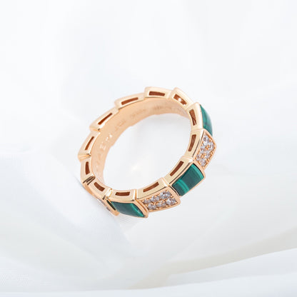 Pomuse SERPENTI RING PINK GOLD MALACHITE DIAMOND PAVED 4MM