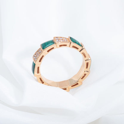 Pomuse SERPENTI RING PINK GOLD MALACHITE DIAMOND PAVED 4MM