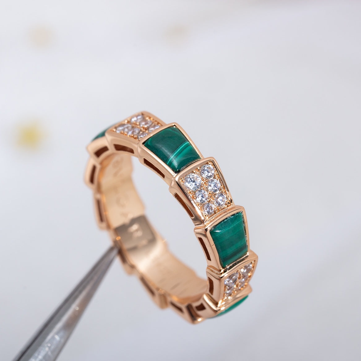 Pomuse SERPENTI RING PINK GOLD MALACHITE DIAMOND PAVED 4MM