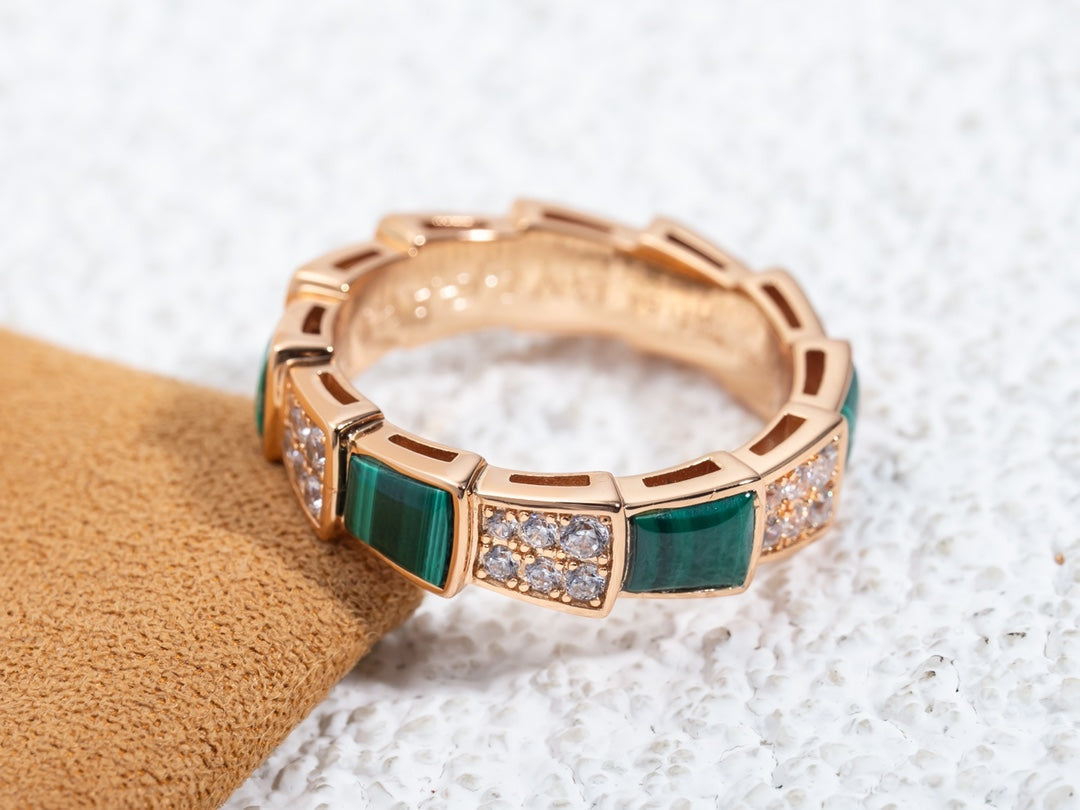 Pomuse SERPENTI RING PINK GOLD MALACHITE DIAMOND PAVED 4MM