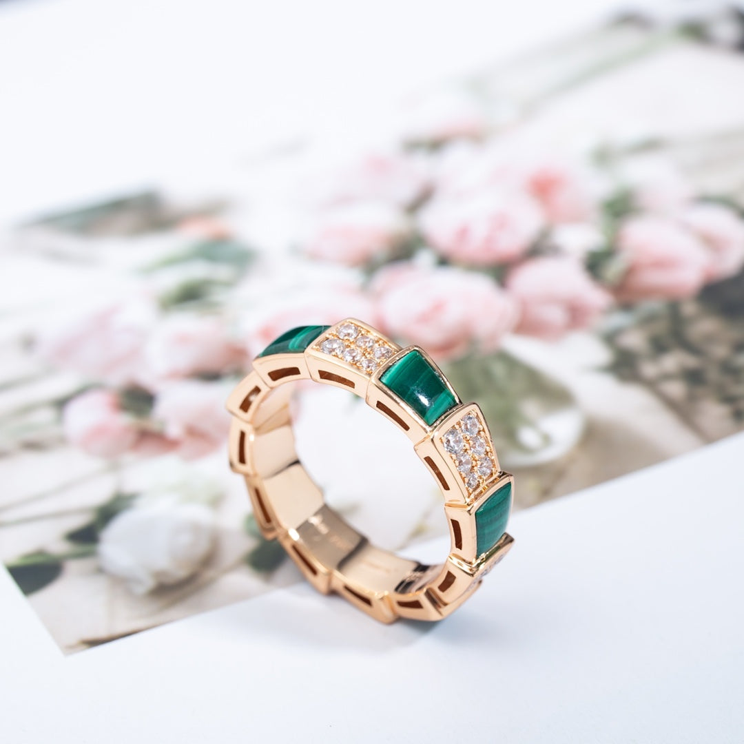 Pomuse SERPENTI RING PINK GOLD MALACHITE DIAMOND PAVED 4MM