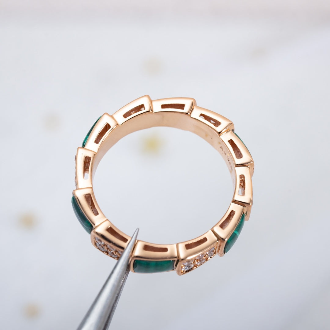Pomuse SERPENTI RING PINK GOLD MALACHITE DIAMOND PAVED 4MM