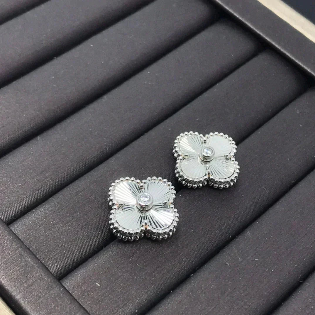 Pomuse CLOVER MINI 9.5MM LASER EARRINGS