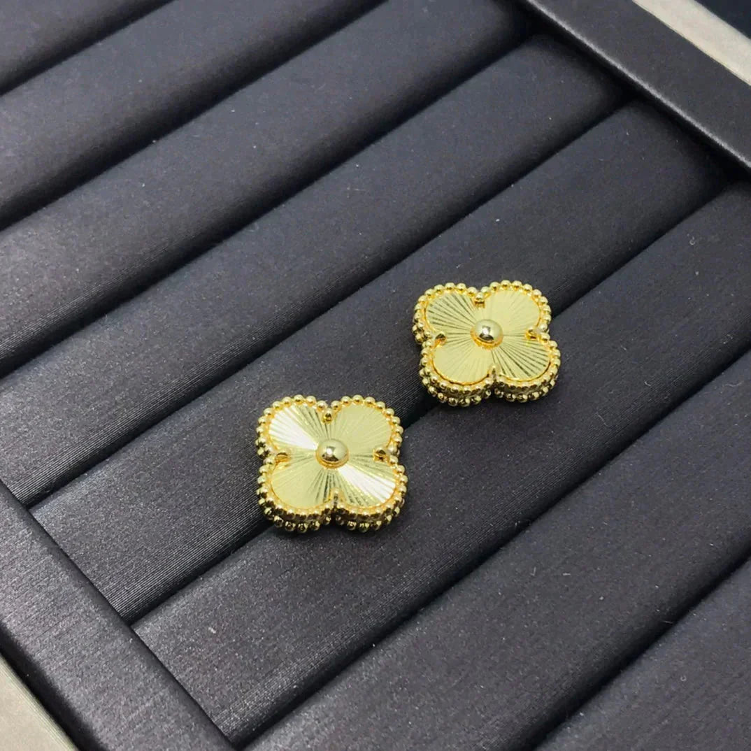 Pomuse CLOVER MINI 9.5MM LASER EARRINGS
