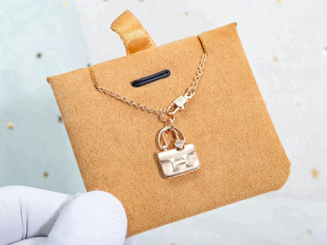 Pomuse AMULETTE PEDANT ROSE GOLD NECKLACE