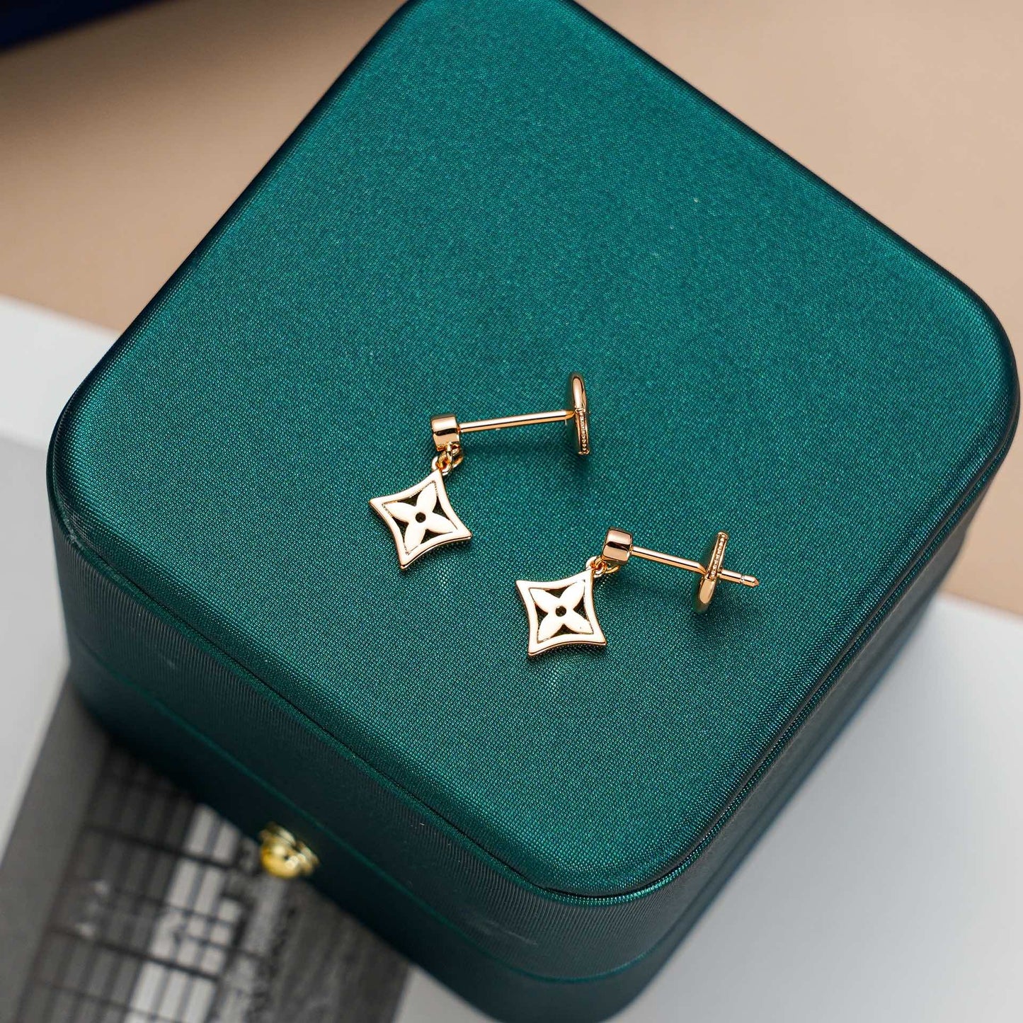 Pomuse STAR EARRINGS GOLD