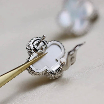 Pomuse CLOVER MEDIUM 1 MOTIFS  WHITE MOP EARRINGS SILVER